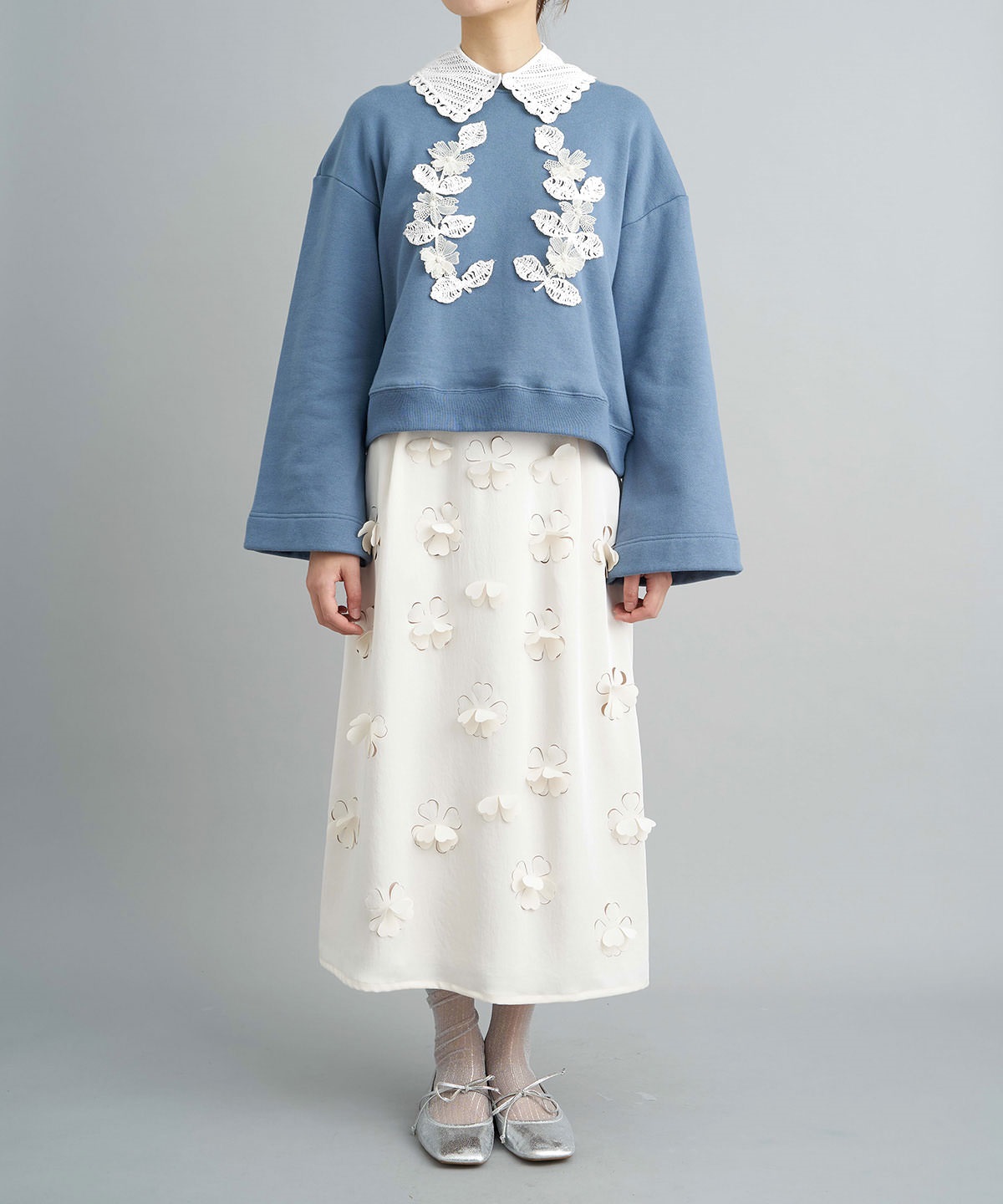 カメオ刺繍裏毛プルオーバー | MUVEIL Online Shop 